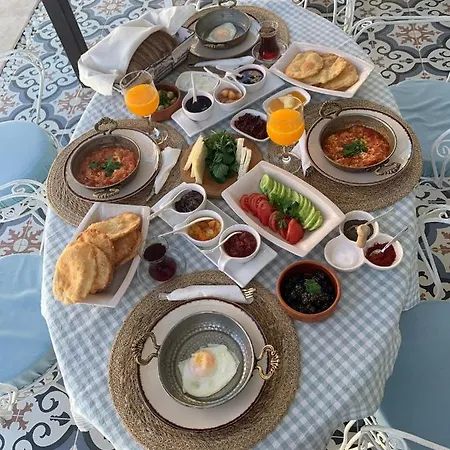 Aral Turkuaz Pensión Çeşme